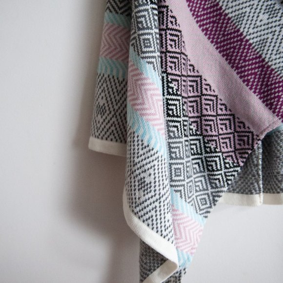 BCBG | SWEATER SHRUG - Picture 6 of 6